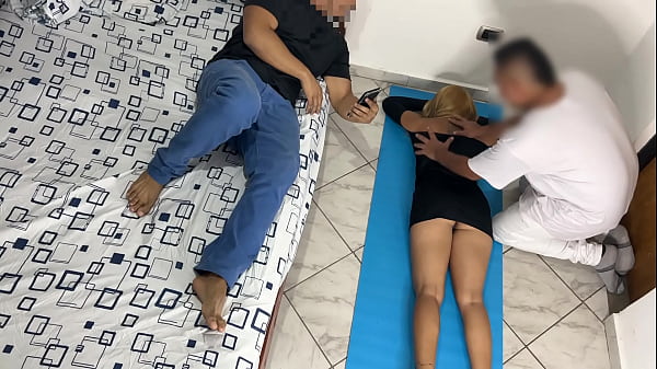 Массажист дрочит мою задницу перед рогоносцем